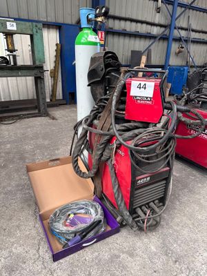 une caisse contenant du matériel de soudure dans le garage
