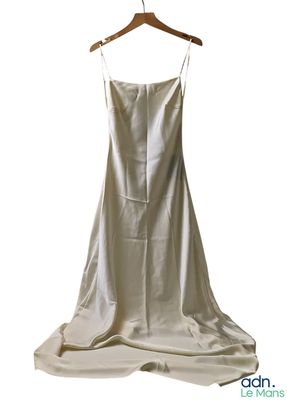le dos d'une robe de mariée blanche suspendue à un cintre
