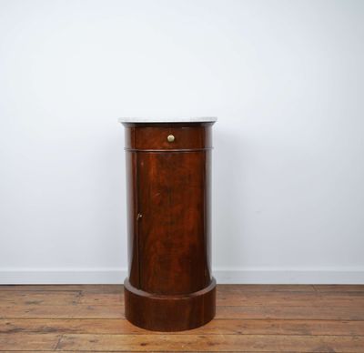 une armoire en bois avec un plateau en marbre posée sur un parquet