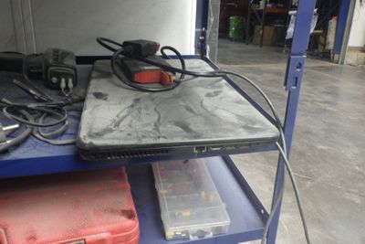 une photo d'un établi sur lequel sont posés des outils
