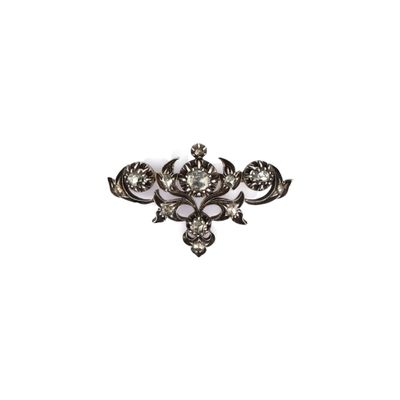 un gros plan d'une broche ornée d'un motif floral