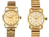 une image d'un couple de montres assises l'une à côté de l'autre