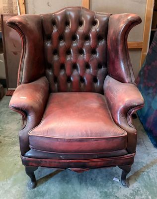 Important fauteuil de bureau en cuir brun.