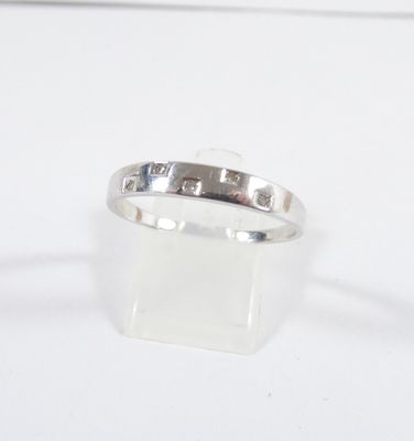 une bague posée sur une table
