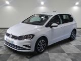 La Volkswagen e-Golf blanche est garée sur un sol à damier.