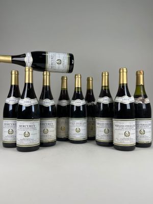 Un lot de bouteilles de vin est aligné sur une table