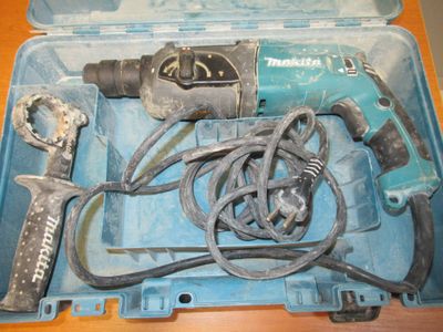 une boîte bleue contenant des outils, posée sur une table