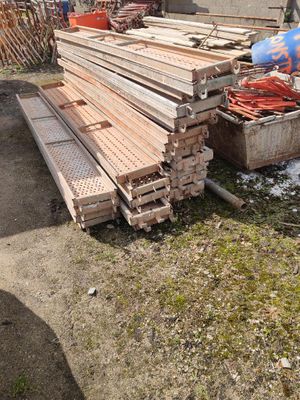 un tas de bois posé par terre à côté d'un autre tas de bois