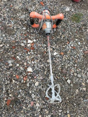 une borne d'incendie orange et blanche posée par terre