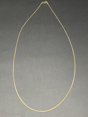 un collier à chaîne en or avec un pendentif de forme carrée sur fond noir