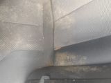 un siège sale à l'arrière d'une voiture