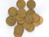 une pile de pièces d'or sur une surface blanche