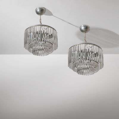 deux lustres suspendus au plafond dans une pièce blanche