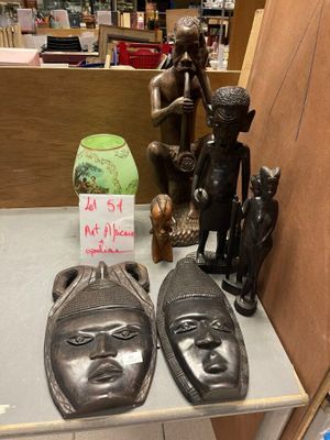 une table sur laquelle sont posées de nombreuses statues