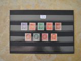 une photo d'une collection de timbres sur un mur
