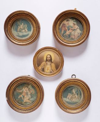 quatre images encadrées représentant Jésus et d'autres figures religieuses sur un fond blanc