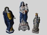 trois figurines représentant Jésus, Marie et Jésus sur un socle