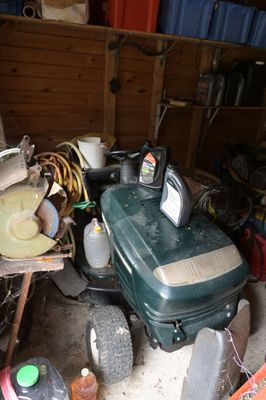 une photo d'un garage où il y a plein de choses par terre