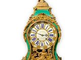 une horloge surmontée d'une statue