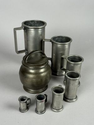 Lot d'étains comprenant un pot avec couvercle H. 15 cm