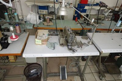 une machine à coudre posée sur une table dans une pièce