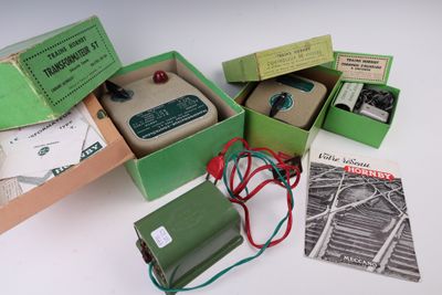 Plusieurs cartons contenant du matériel électronique sont posés sur une surface blanche.