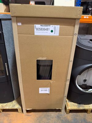 une boîte en carton posée sur une palette dans un entrepôt