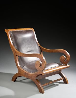 une chaise en bois avec une assise et un repose-pieds recouverts de cuir