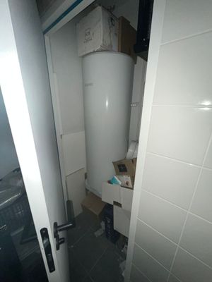 un chauffe-eau dans un coin d'une petite pièce