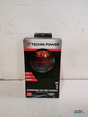 une boîte avec une lumière rouge à l'intérieur, posée sur une table