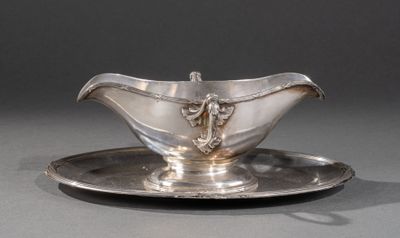 une assiette en argent sur laquelle repose une soucoupe en argent