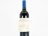 la bouteille de vin est posée sur une surface blanche
