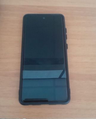 un téléphone portable posé sur une table en bois