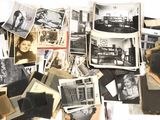 une pile de vieilles photos et de photos posées sur une table