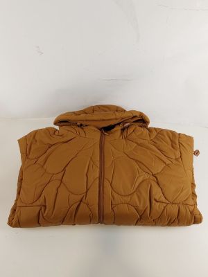 une photo d'une veste matelassée marron à capuche