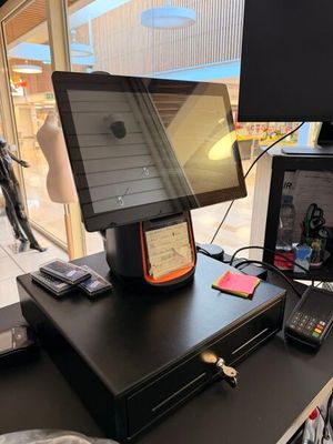 un bureau sur lequel se trouvent un écran, un clavier et un téléphone portable