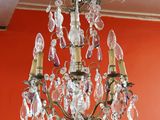 un lustre suspendu au plafond d'une pièce