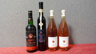 trois bouteilles de vin posées sur une table, l'une à côté de l'autre
