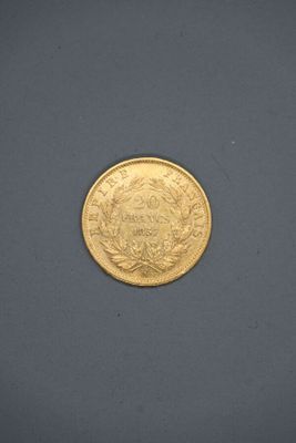 gros plan d'une pièce d'or sur une surface grise
