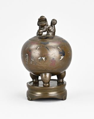 une petite statue en bronze représentant un garçon et une fille sur un globe terrestre