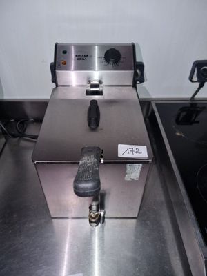 une photo d'une friteuse professionnelle posée sur un plan de travail en inox