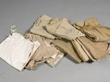 une pile de vêtements posée sur une table