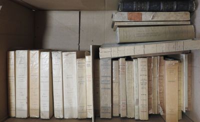 un grand nombre de livres qui se trouvent dans une boîte