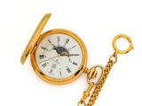 une montre à gousset en or avec une chaîne autour d'elle