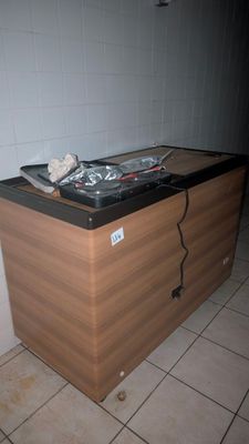 un jacuzzi dans un coin d'une pièce au sol carrelé