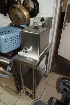 casseroles et poêles accrochées au mur de la cuisine