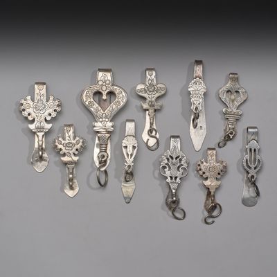 tout un tas d'objets métalliques divers posés sur une table