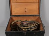 une boîte en bois contenant tout un tas de fils