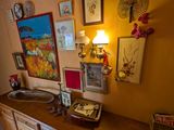 une photo d'une salle de bains avec un lavabo et des tableaux accrochés au mur