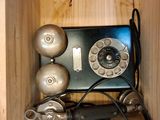 une boîte en bois contenant un téléphone et d'autres objets